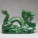 Chinesischer Drache Keramik-Figur grün mit Drachenkugel (rechts)