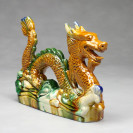 Chinesischer Feng Shui Drache mit Drachenperle, Tang-Keramik (rechts)