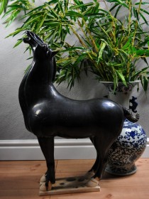 Tang-Pferd "Stolz - Obsidianschwarz" Keramik Pferd